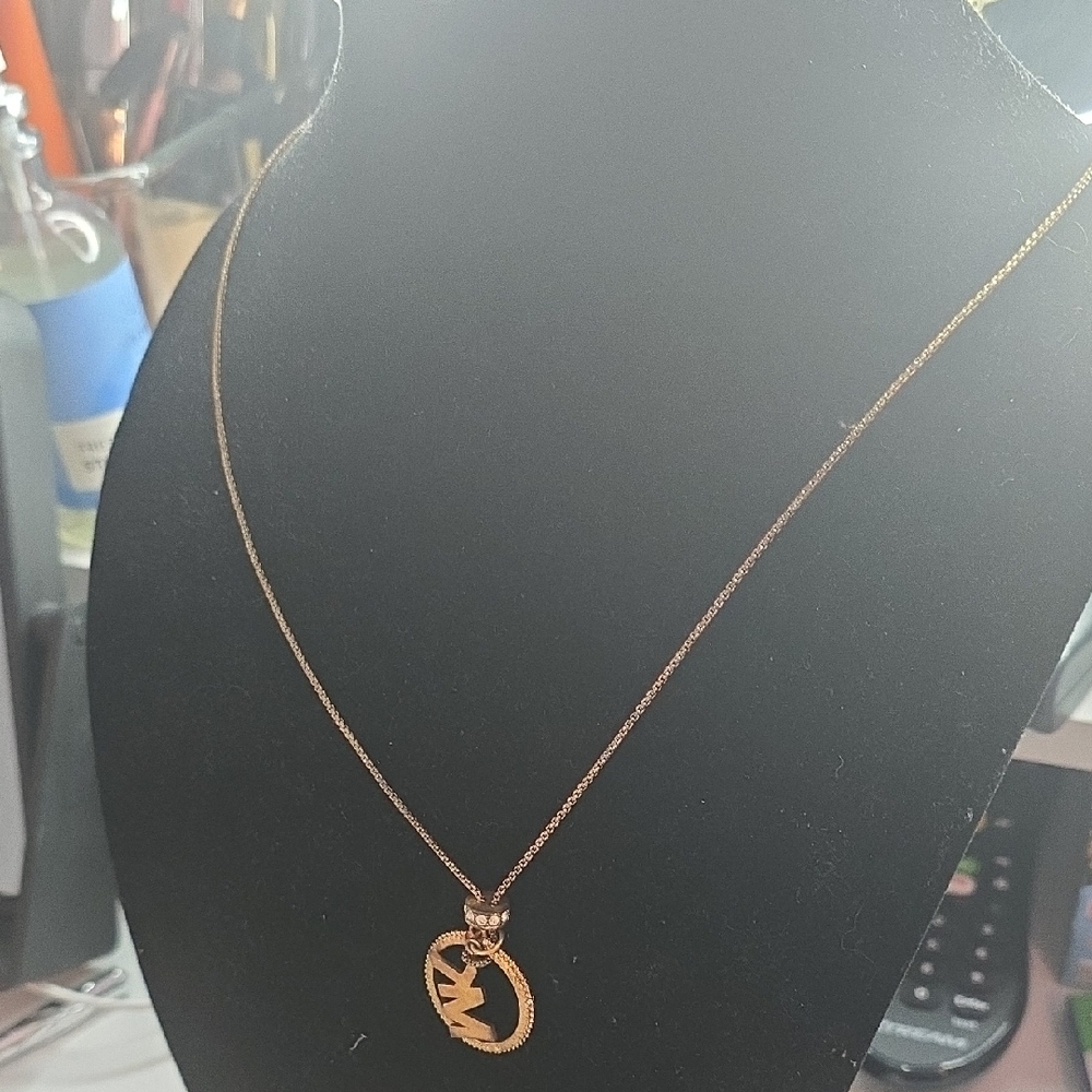 Elegant Gold Pendant Necklace